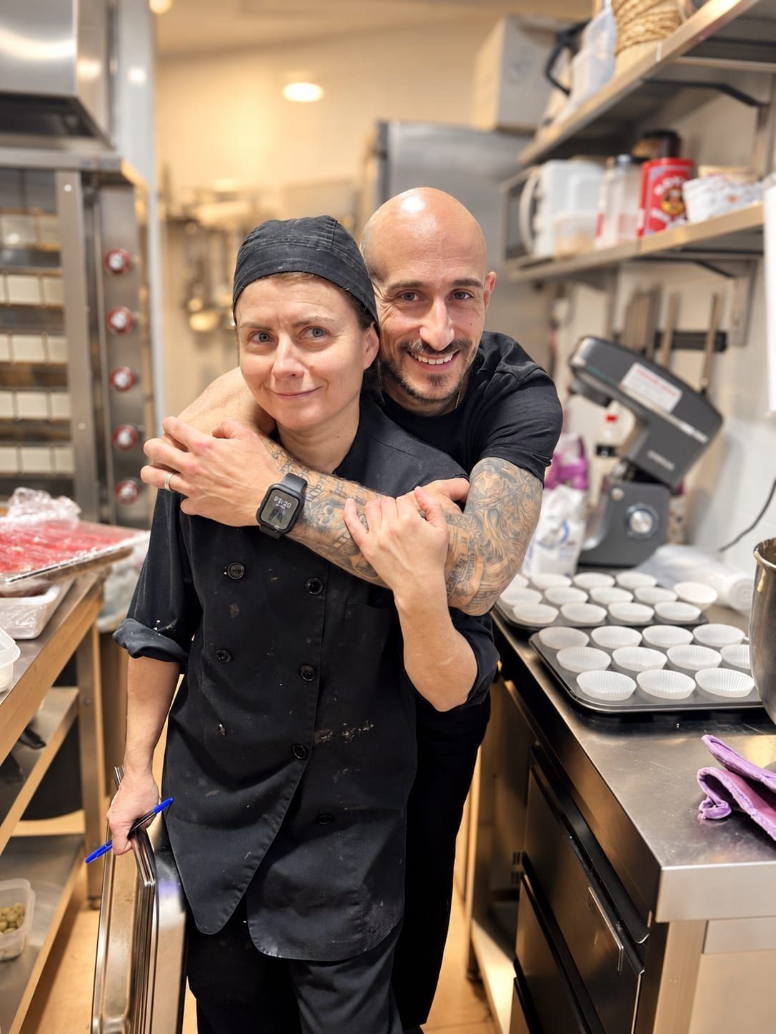 Isabel y Víctor en la cocina de La Fábrica